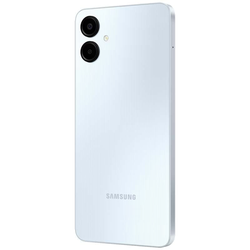 Samsung Galaxy A06 4G azul claro com traseira texturizada, cantos retos e módulo duplo de câmeras verticais; acabamento moderno e fino, logo Samsung discreto