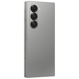 Samsung Galaxy Z Fold6 5G gris en position pliée, dos épuré avec triple module photo vertical proéminent, bords plats métalliques et finitions soignées