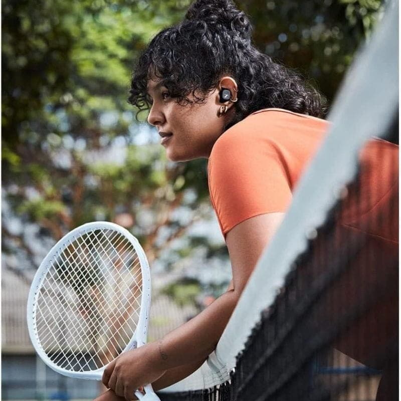 Sennheiser SPORT True Wireless Táctil IP54 7 mm Negro - Auriculares inalámbricos imagen real de los auriculares en una chica jugando al tenis