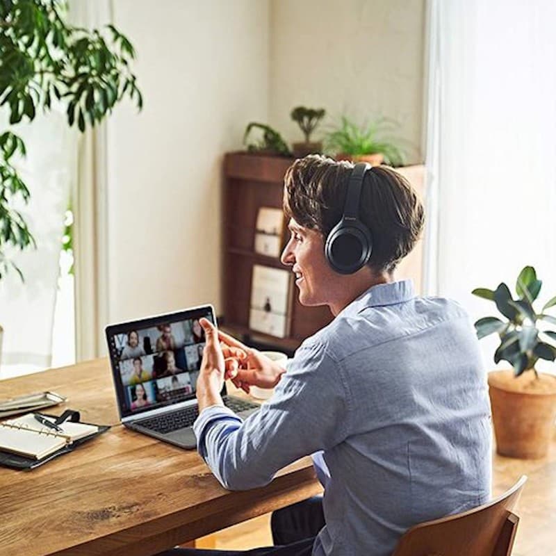Sony WH-1000XM4 Bluetooth ANC Hi-Res 30 h Preto sobre a cabeça, design over-ear preto fosco, almofadas macias e arco ajustável, estilo moderno em uso