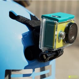 Support de casque Yi Action Camera monté sur casque bleu, boîtier étanche transparent, fixation réglable par sangle noire, vis sécurisée pour prise stable