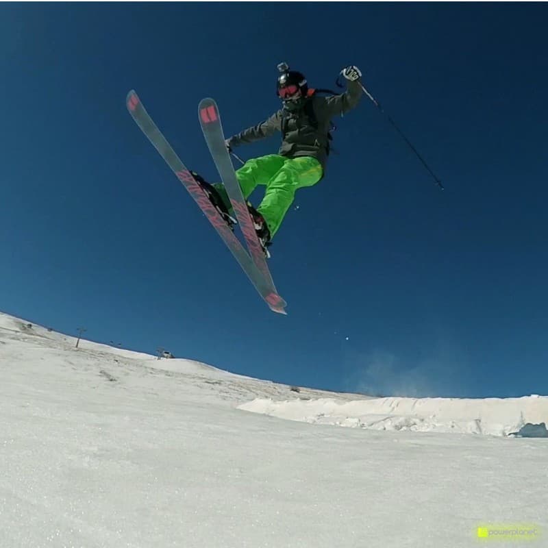 Support de casque Yi Action Camera monté sur casque de ski, fixation stable pour GoPro‑like, idéale pour filmer sports extrêmes, neige et sauts en plein
