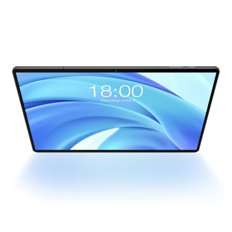 Tablet negra con pantalla amplia casi sin marcos, borde delgado y botones laterales; interfaz limpia con fondo azul y hora 18:00 en la parte superior