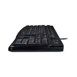 Teclado de Membrana Logitech K120 negro con teclas de perfil bajo, distribución completa y cable USB, diseño delgado visto de perfil lateral