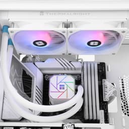 Refrigeração líquida Thermalright Aqua Elite 240 V3 Branco instalada sobre um chassi de PC