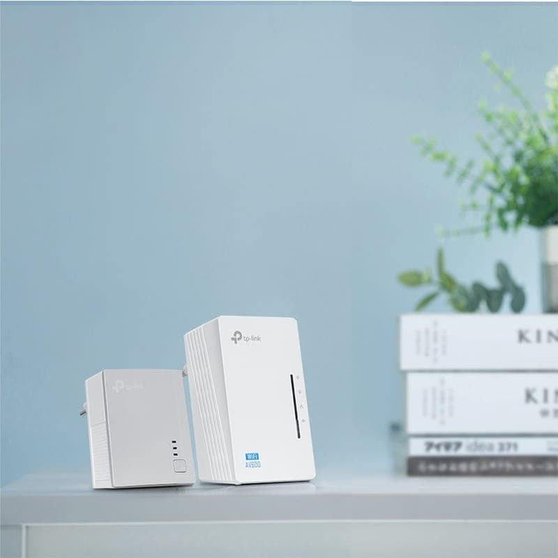 TP-LINK WPA4220KIT Kit PLC Extensor Powerline WiFi AV600 con dos adaptadores blancos, indicadores LED frontales y diseño compacto para ampliar cobertura