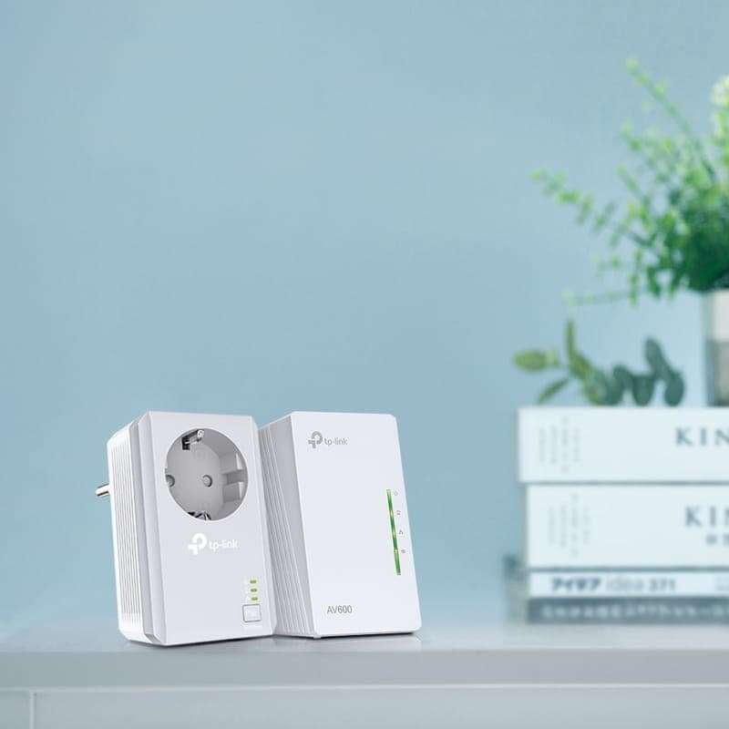 Kit PLC TP-LINK TL-WPA4226KIT AV600 con adaptador con toma passthrough y extensor WiFi; diseño blanco, LED de estado, compacto para ampliar cobertura