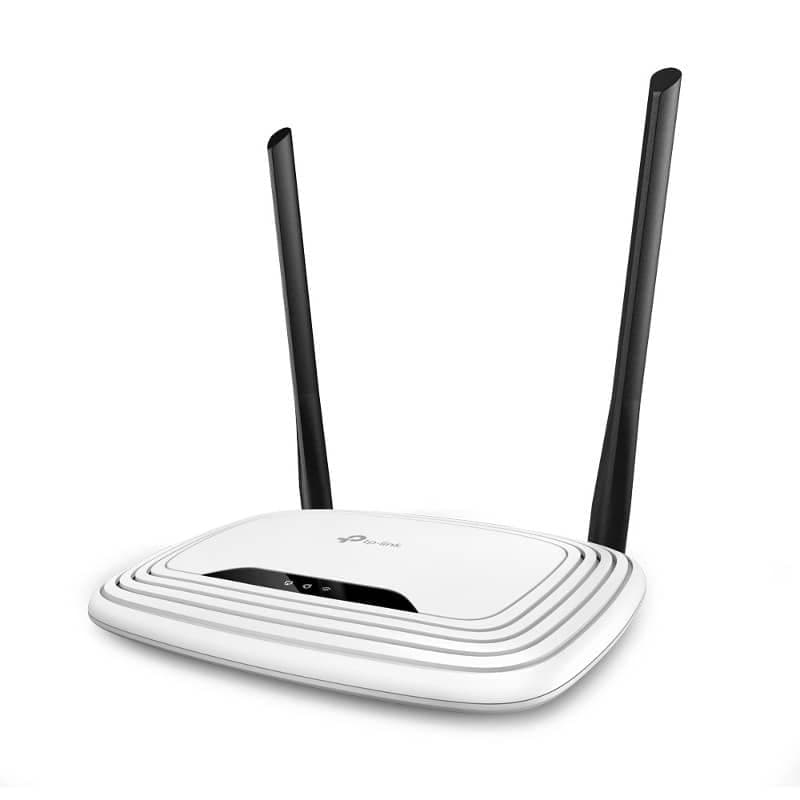 Routeur TP-Link TL-WR841N blanc, boîtier compact arrondi, deux antennes noires externes, voyants LED frontaux, finition mate, design épuré 300 Mbps