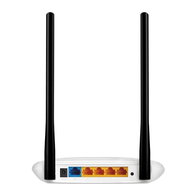 Routeur TP-Link TL-WR841N blanc avec deux antennes noires, 4 ports LAN orange, 1 port WAN bleu, bouton WPS et alimentation à l’arrière, design compact