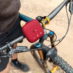 Enceinte Bluetooth Tribit StormBox Micro 2 BTS12 Rouge sur le guidon d'un vélo