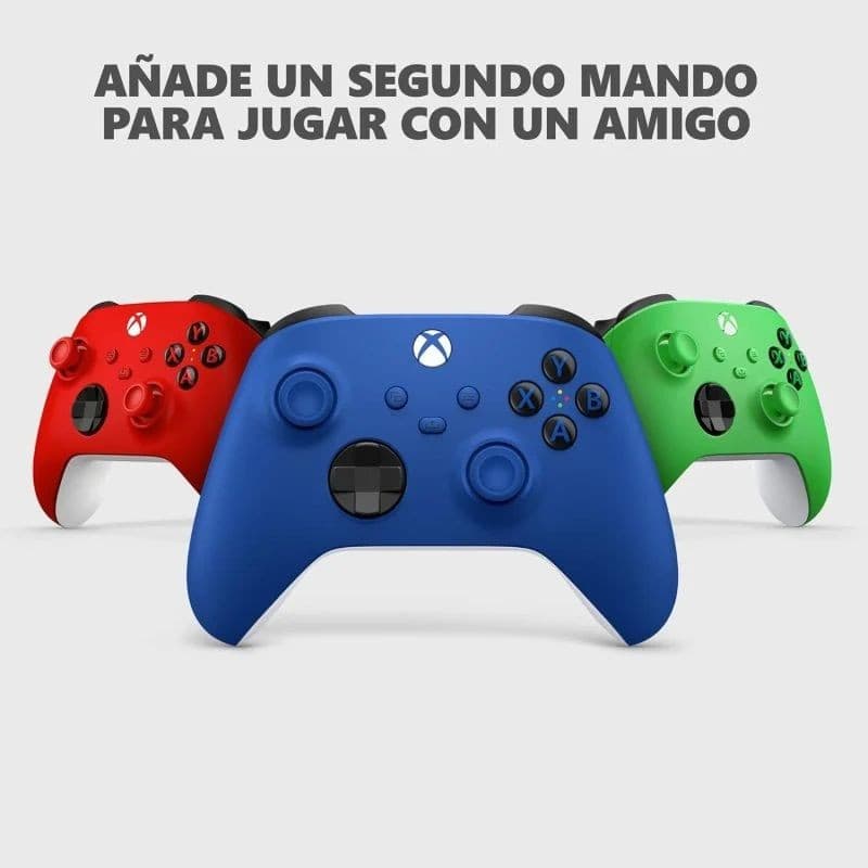 Tres mandos Xbox inalámbricos en rojo, azul y verde, con botones ABXY negros y cruceta, presentados en fila sobre fondo gris minimalista