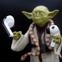 Xiaomi Buds 3 Star Wars Edition Stormtrooper White casque photo réel avec figurine Yoda