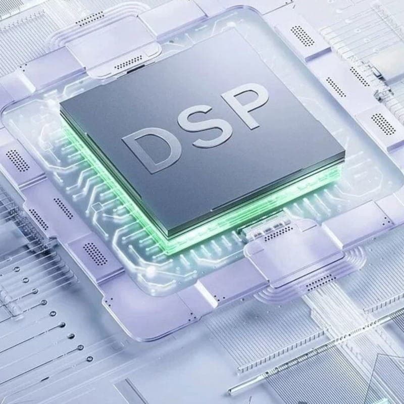 Chip DSP con iluminación verde y carcasa metálica plateada, detalle tecnológico del Xiaomi Karaoke Microphone Negro inalámbrico, enfoque en potencia y