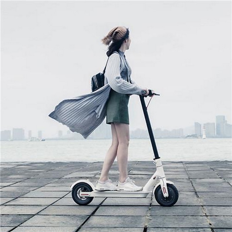 Xiaomi Mi Electric Scooter M365 Preto - Preto - Design de Iluminação - Quadro de Alumínio Aeroespacial - Bateria de 18.650 mAh - 30 km Viagem / Carga Única - Design Dobrável - Faróis Ultrabright - Luzes de Travagem Vermelhas - Item4