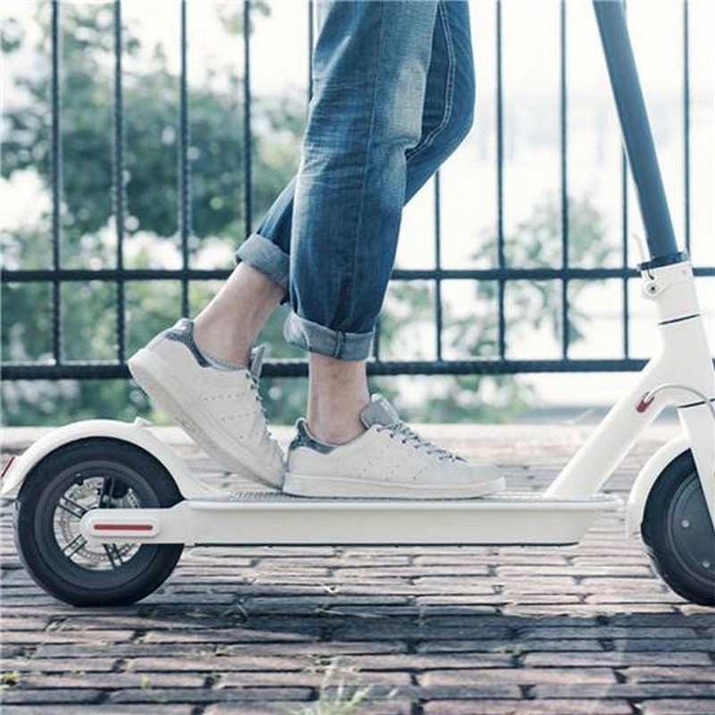 Xiaomi Mi Electric Scooter M365 Noir - Noir - Design léger - Aluminium de qualité aérospatiale - Batterie 18.650 mAh - Autonomie de 30 km / Avec une seule charge - Design pliable - Phares ultra-lumineux - Lumière arrière rouges - Ítem5