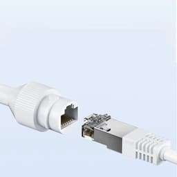 Conetor RJ45 branco com capa e trava, detalhe interno visível; cabo Ethernet robusto, acabamento fosco, ideal para ligação da Câmara exterior Xiaomi CW500