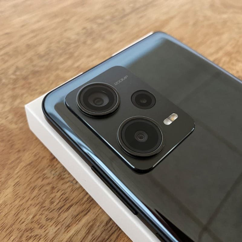 Módulo de câmeras traseiras do Xiaomi Redmi Note 12 Pro+ 5G preto, com três lentes grandes e flash LED, acabamento brilhante Classe B recondicionado