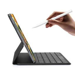 Xiaomi Smart Pen 2ª Generación Stylus Pad 5 y Pad 6 junto a tablet con funda-teclado y soporte; lápiz blanco ergonómico, punta fina y diseño magnético