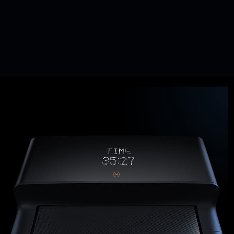Panel superior de la Kingsmith WalkingPad A1 Pro con pantalla LED de tiempo 36.27 y botón central naranja; superficie de carrera negra y diseño minimalista